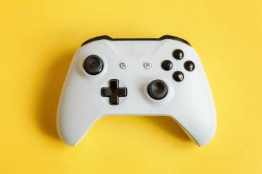 Sarı arka planda beyaz joystick