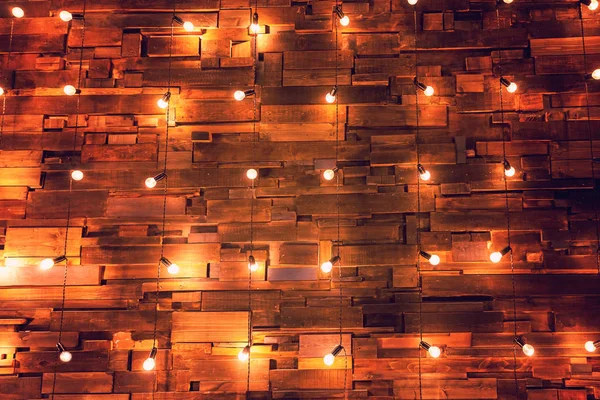 Ahşap plakalar lambaları arka plan ile. Altın ışıkları ile iç odası dekore edilmiş