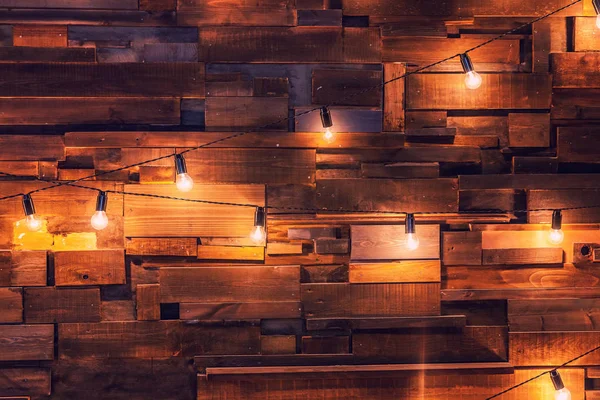 Ahşap plakalar lambaları arka plan ile. Altın ışıkları ile iç odası dekore edilmiş