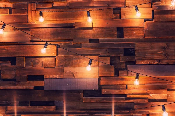 Ahşap plakalar lambaları arka plan ile. Altın ışıkları ile iç odası dekore edilmiş