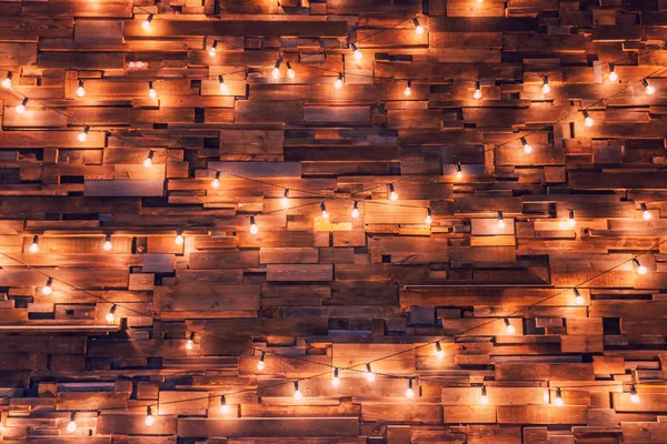 Ahşap plakalar lambaları arka plan ile. Altın ışıkları ile iç odası dekore edilmiş