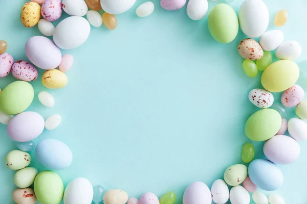 Feliz conceito de Páscoa. Doces de Páscoa ovos de chocolate e doces de geleia isolados no moderno fundo azul pastel. Simples minimalismo plano colocar espaço de cópia vista superior — Fotografia de Stock