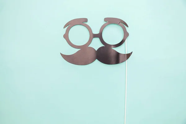 Happy Vaderdag concept. Teken van snor met een bril geïsoleerd op pastel blauwe achtergrond. Man silhouet symbool — Stockfoto