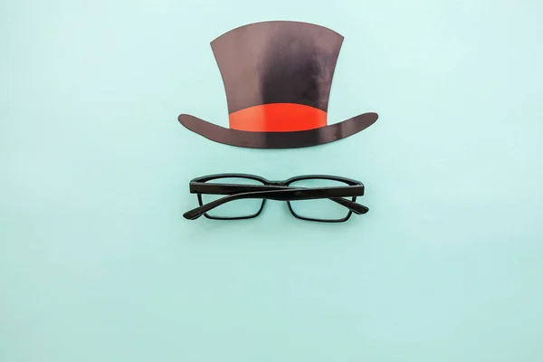 Happy Vaderdag concept. Teken van hoed met een bril geïsoleerd op pastel blauwe achtergrond man silhouet symbool — Stockfoto