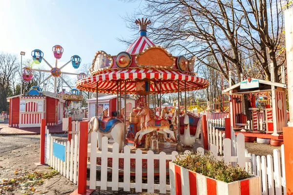 ビンテージ飛行馬メリーゴーランド遊園地でホリデー パークし ビンテージ飛行馬メリーゴーランド遊園地でホリデー パークし
