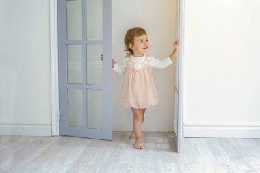 Evde parlak ışık oturma odasında dans ve gülen küçük kız