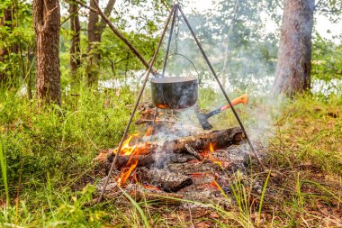 Kamp ateşi üzerinde pot