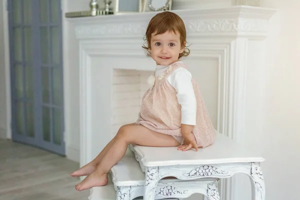 Mała dziewczynka siedzi na nowoczesnym krześle — Zdjęcie stockowe