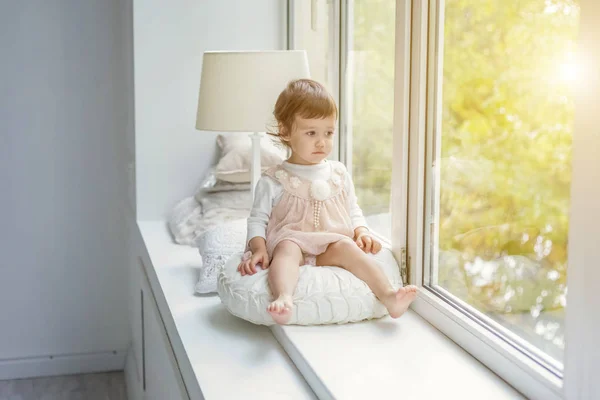 Bambina in piedi sul davanzale della finestra — Foto Stock