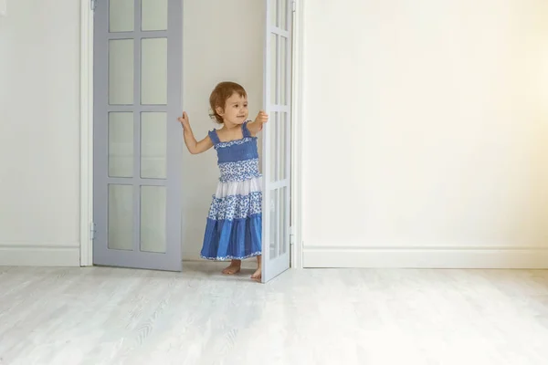 Petite fille dansant dans la lumière vive salon à la maison et riant — Photo