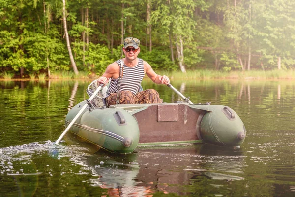 Pescador en un barco — Foto de Stock