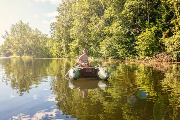 Pêcheur dans un bateau — Photo