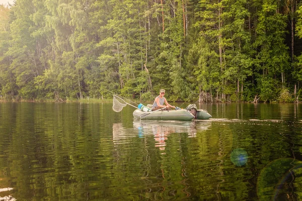 Pescador en un barco — Foto de Stock