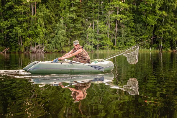 Pêcheur dans un bateau — Photo