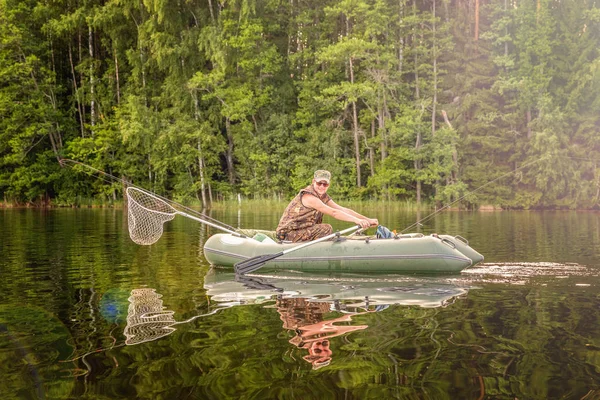 Rybář na člunu — Stock fotografie