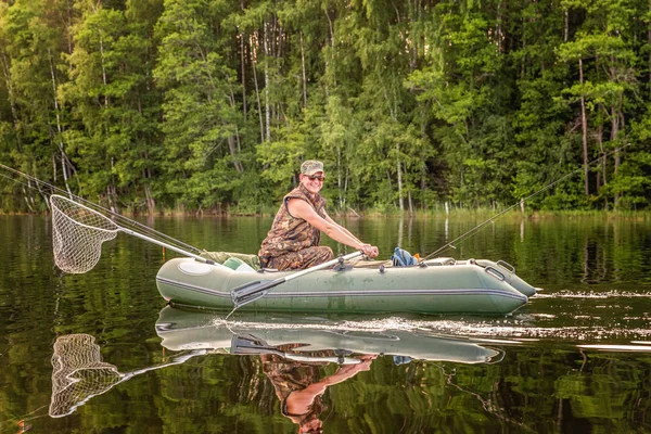 Pêcheur dans un bateau — Photo