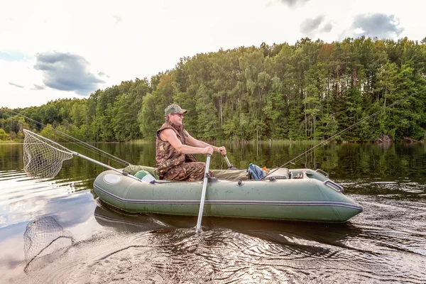 Pêcheur dans un bateau — Photo