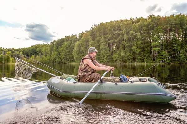 Pescador en un barco — Foto de Stock