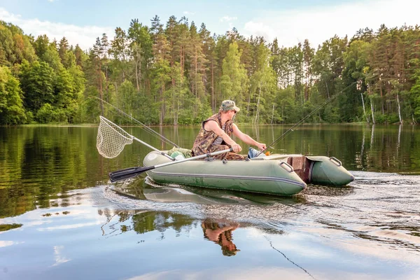 Pescador em um barco — Fotografia de Stock