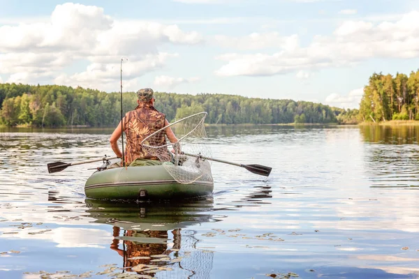 Pêcheur dans un bateau — Photo