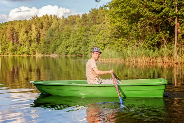 Pescador em um barco — Fotografia de Stock