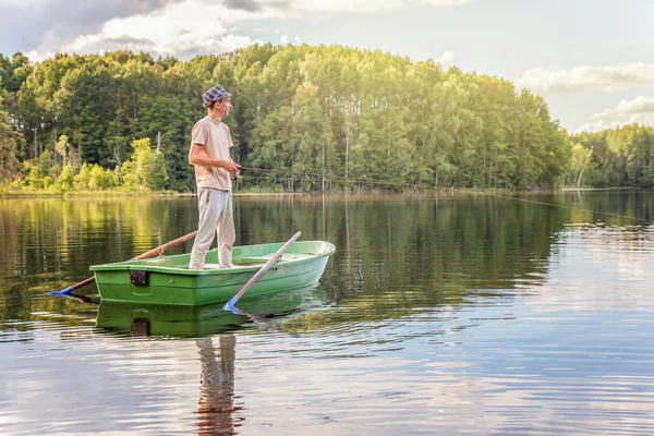 Pescador en un barco — Foto de Stock