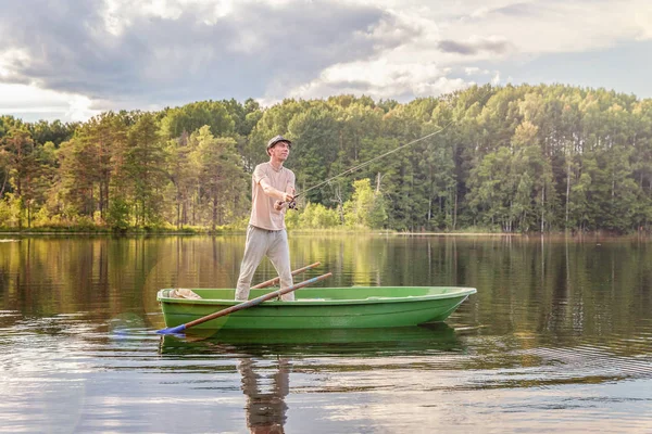 Pêcheur dans un bateau — Photo