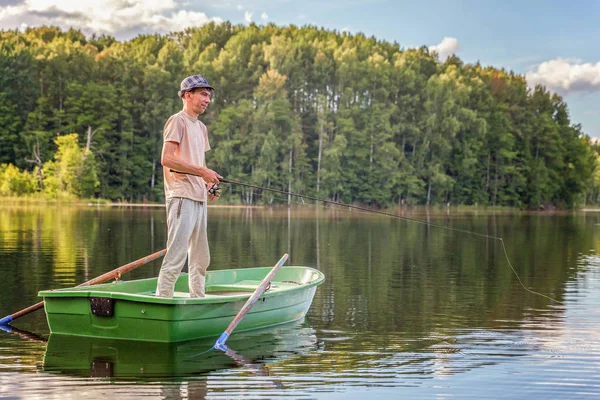 Rybář na člunu — Stock fotografie