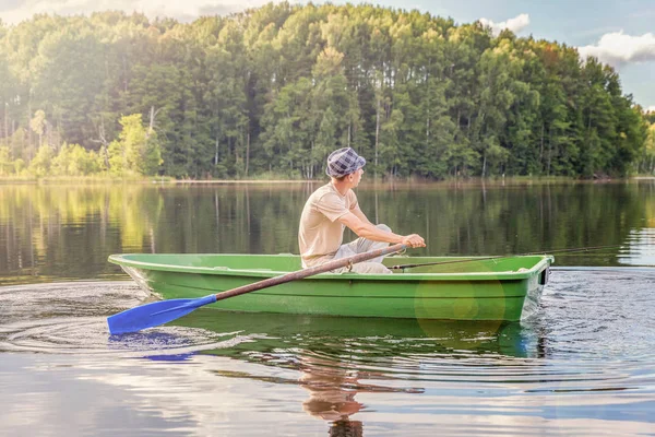 Pescador en un barco — Foto de Stock