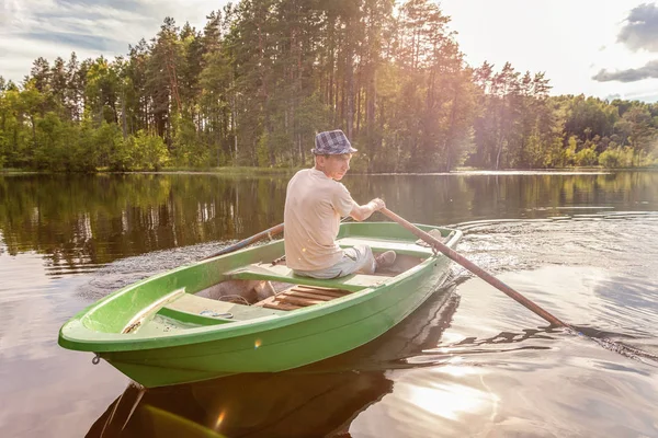 Pescador en un barco — Foto de Stock