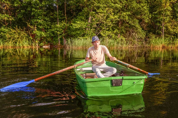 Pescador en un barco — Foto de Stock