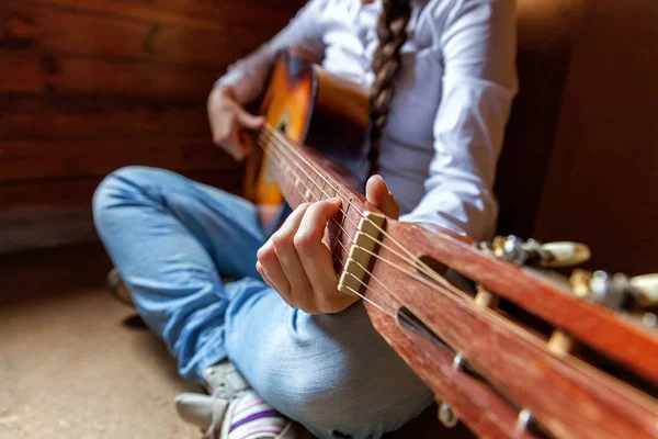 年轻的嬉皮士女人在家里弹奏吉他。 少女在她的房间里学习唱歌和写歌 — 图库照片