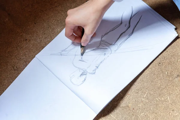 Jovem hipster mulher mão desenho esboço no álbum em casa. Adolescente menina aprendendo esboço imagem em seu quarto — Fotografia de Stock