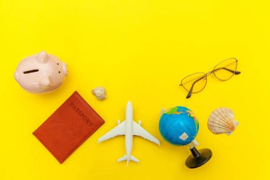 Sarı renkli trendy Modern arka planda minimal basit düz yatıyordu seyahat macera gezisi kavramı