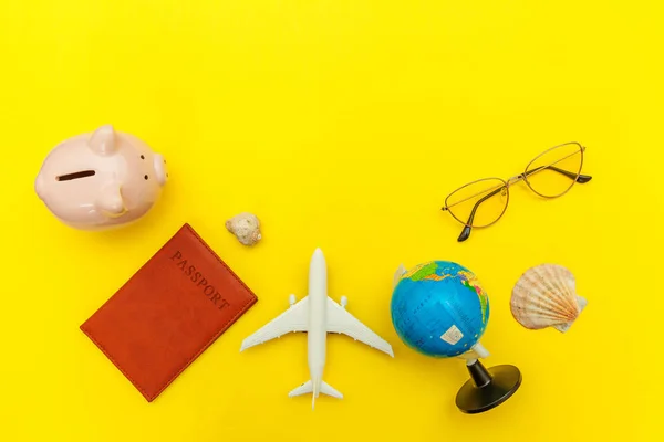 Sarı renkli trendy Modern arka planda minimal basit düz yatıyordu seyahat macera gezisi kavramı — Stok fotoğraf