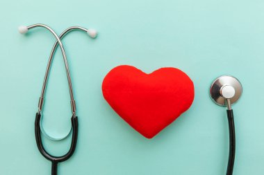 Tıp ekipmanları stetoskop veya fonndoskop ve kırmızı kalp trendy pastel mavi arka plan izole. Doktor için alet cihazı. Sağlık hayat sigortası kavramı