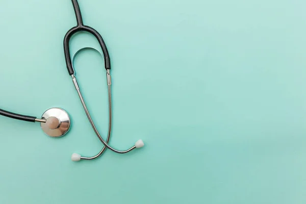 Equipo de medicina estetoscopio o fonendoscopio aislado sobre fondo azul pastel de moda. Instrumento para médico. Concepto de seguro de vida de salud — Foto de Stock