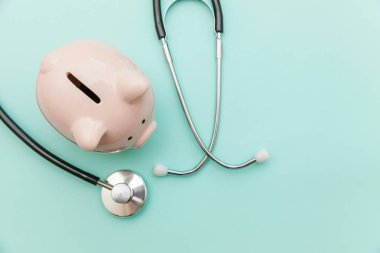 Tıp doktor ekipmanları stetoskop veya fonndoskop ve kumbara trendy pastel mavi arka plan izole