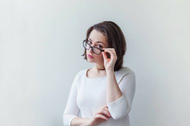 Güzel mutlu kız gülümseyen. Güzellik basit portre genç gülümseyen esmer kadın beyaz arka planda izole