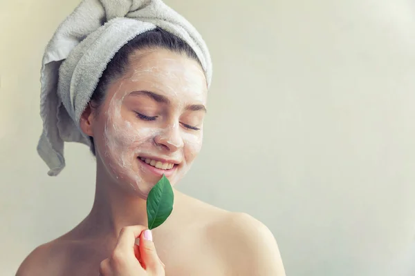 Cara de mulher com folha verde e creme ou máscara nutritiva — Fotografia de Stock