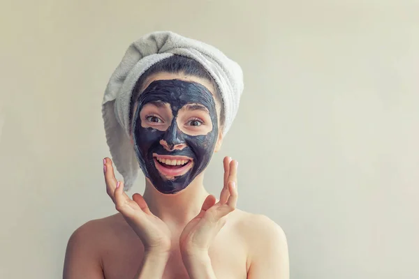 Mujer aplicando máscara negra nutritiva en la cara —  Fotos de Stock