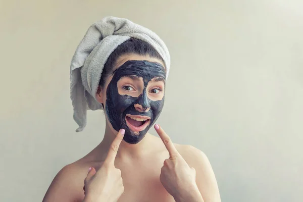 Vrouw zwarte voedende masker aanbrengen op gezicht — Stockfoto