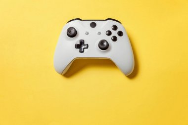 Sarı arka planda beyaz joystick. Bilgisayar oyun rekabet videooyunu kontrol çatışma kavramı