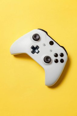 Sarı arka planda beyaz joystick. Bilgisayar oyun rekabet videooyunu kontrol çatışma kavramı