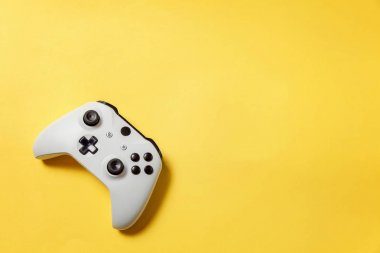 Sarı arka planda beyaz joystick. Bilgisayar oyun rekabet videooyunu kontrol çatışma kavramı