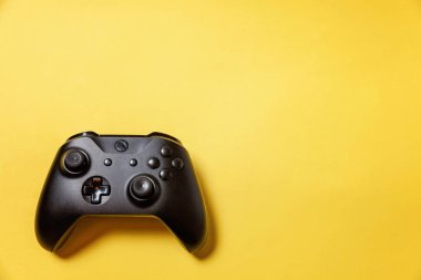 Sarı arka planda siyah joystick. Bilgisayar oyun Yarışması videogame kontrol çatışma kavramı