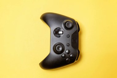 Sarı arka planda siyah joystick. Bilgisayar oyun Yarışması videogame kontrol çatışma kavramı