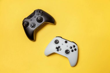 Sarı arka planda beyaz ve siyah iki joystick. Bilgisayar oyun Yarışması videogame kontrol çatışma kavramı