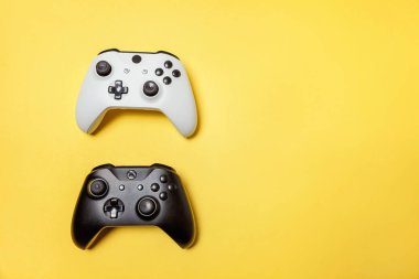 Sarı arka planda beyaz ve siyah iki joystick. Bilgisayar oyun Yarışması videogame kontrol çatışma kavramı