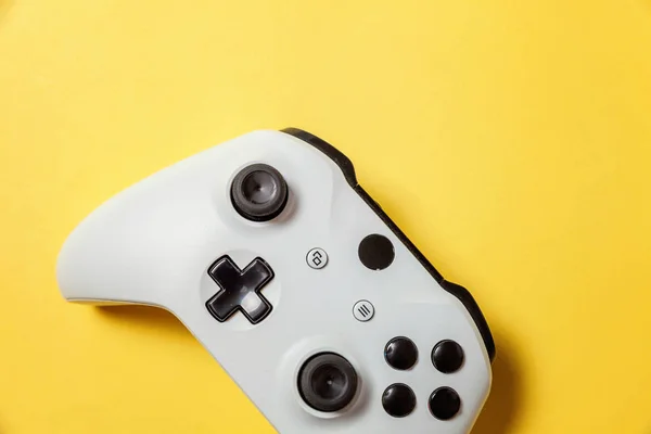 Joystick blanco sobre fondo amarillo. Juego de ordenador competencia videojuego control confrontación concepto — Foto de Stock